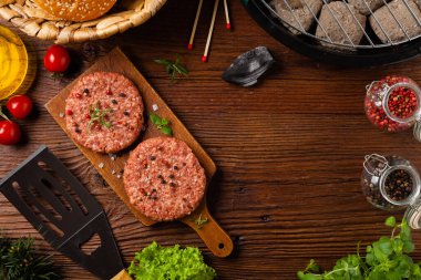 Çiğ sığır burger, ızgara için hazır. Izgara aksesuarları. Kavram. Açıklama için boş yer. Üst görünüm.