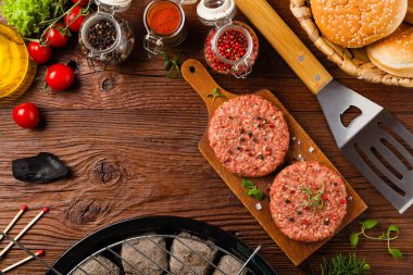 Çiğ sığır burger, ızgara için hazır. Izgara aksesuarları. Kavram. Açıklama için boş yer. Üst görünüm.