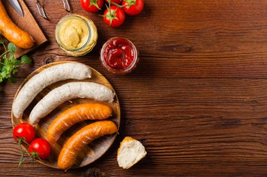 Çiğ, hazır sosisler. Izgara aksesuarları. Kavram. Tarif için yer. Üst görünüm. 