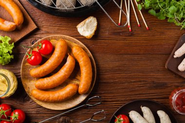 Çiğ, hazır sosisler. Izgara aksesuarları. Kavram. Tarif için yer. Üst görünüm. 