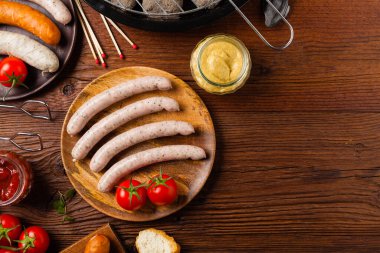 Çiğ, hazır sosisler. Izgara aksesuarları. Kavram. Tarif için yer. Üst görünüm. 