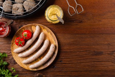 Çiğ, hazır sosisler. Izgara aksesuarları. Kavram. Tarif için yer. Üst görünüm. 