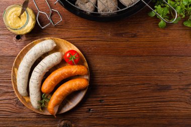 Çiğ, hazır sosisler. Izgara aksesuarları. Kavram. Tarif için yer. Üst görünüm. 