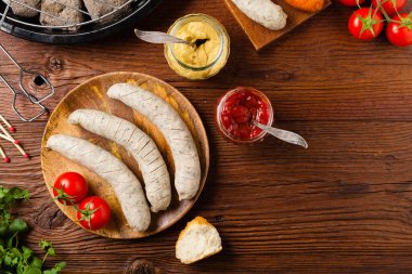 Çiğ, hazır sosisler. Izgara aksesuarları. Kavram. Tarif için yer. Üst görünüm. 