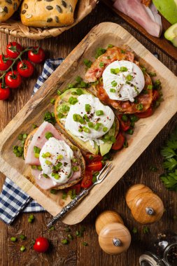 Haşlanmış yumurtalı sandviç. Üst görünüm.