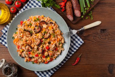 Geleneksel jambalaya tavada servis edilir, tabakta servis edilir. Üst görünüm.