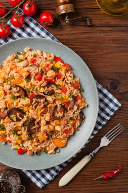 Geleneksel jambalaya tavada servis edilir, tabakta servis edilir. Üst görünüm.