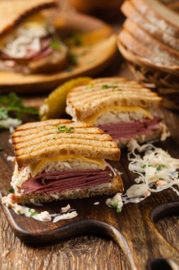 Ruben sandviçi. Pastırmalı New York sandviçi, 1000 ada sosu ve lahana turşusu. Ön manzara. Fast food. 