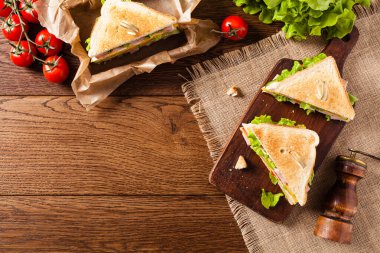 Jambonlu, peynirli, yumurtalı ve sebzeli tost sandviçi. Üst görünüm.