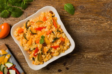 Millet sebzeli ve kuru üzümlü. Üst görünüm. 