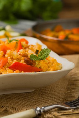 Millet sebzeli ve kuru üzümlü. Ön görünüm. 