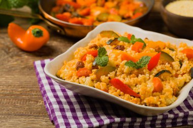 Millet sebzeli ve kuru üzümlü. Ön görünüm. 