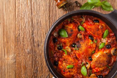 Geleneksel olarak domates soslu tavuk. Üst Manzara. Düz yatıyordu.