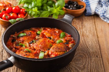 Geleneksel olarak domates soslu tavuk. Ön görünüm. 