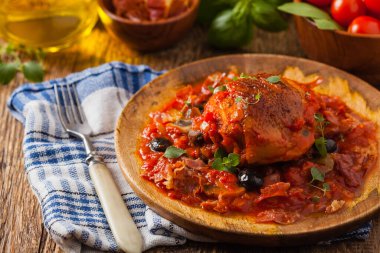 Geleneksel olarak domates soslu tavuk. Ön görünüm. 