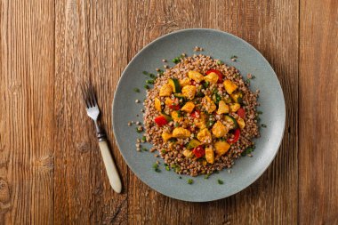 Tavuk ve sebzeli karabuğday. Üst görünüm.