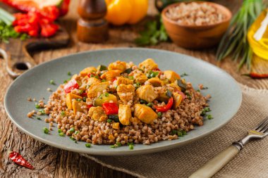 Tavuk ve sebzeli karabuğday. Ön görünüm.