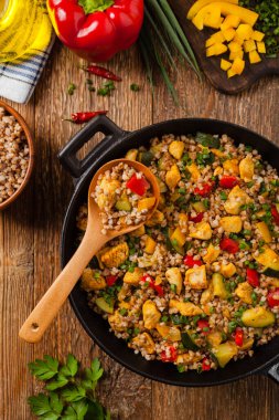 Tavuk ve sebzeli karabuğday. Üst görünüm.