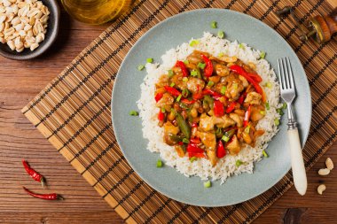 Tavuk kung pao. Fıstık ve biberli kızarmış tavuk parçaları. Üst Manzara. Düz yatıyordu. 