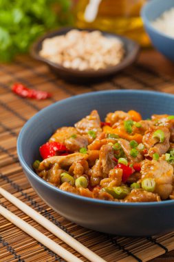 Tavuk kung pao. Fıstık ve biberli kızarmış tavuk parçaları. Ön görünüm. 