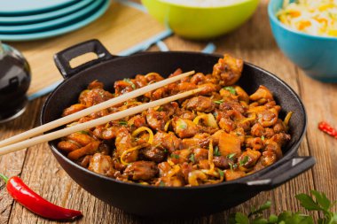 Vietnamca soya soslu tatlı, karamelli kızarmış tavuk. Ön görünüm.