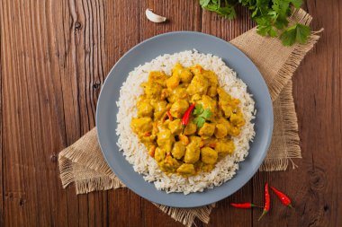 Körili tavuk sosu. Pirinçle servis edilmiş. Üst Manzara. Doğal ahşap zemin.