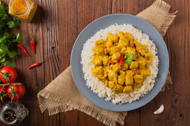 Körili tavuk sosu. Pirinçle servis edilmiş. Üst Manzara. Doğal ahşap zemin.