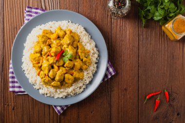 Körili tavuk sosu. Pirinçle servis edilmiş. Üst Manzara. Doğal ahşap zemin.