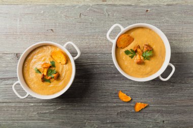 Lezzetli çorba, mantarlı krema. Üst görünüm