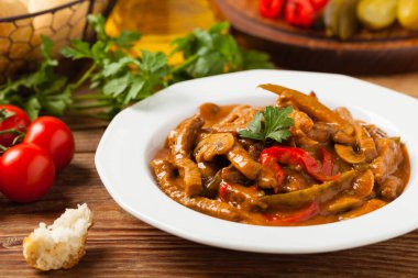 Boeuf, Stroganow, Strogonow. Klasik, Rus sığır güveci. Beyaz tabakta servis edilmiş. Ön manzara. Doğal arkaplan.   