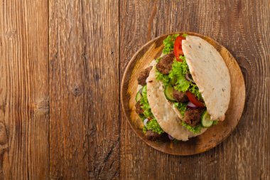 Kebap, pide kofta, çörek. Geleneksel Güney Avrupa yemeği. Üst görünüm. 