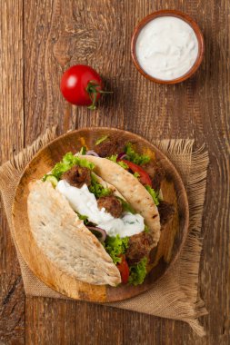 Kebap, pide kofta, çörek. Geleneksel Güney Avrupa yemeği. Üst görünüm. 