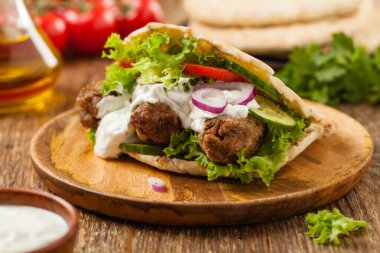 Kebap, pide kofta, çörek. Geleneksel Güney Avrupa yemeği. Ön görünüm. 