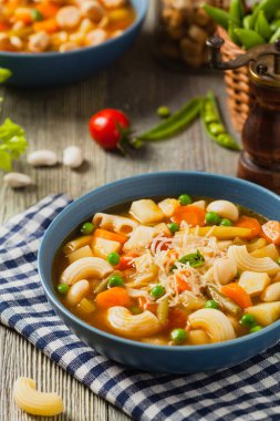 Peynirli makarna çorbası. Doğal ahşap arka plan. Ön görünüm.