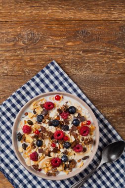 Kahvaltı, müsli, süt ve taze meyve. Üst Manzara. Düz yatıyordu. 