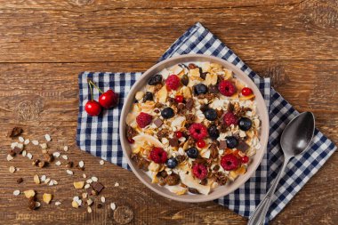 Kahvaltı, müsli, süt ve taze meyve. Üst Manzara. Düz yatıyordu. 