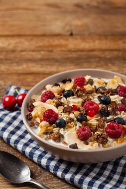 Kahvaltı, müsli, süt ve taze meyve. Ön görünüm.