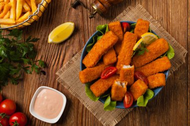 Mavi kasede salatalı balık çubukları. Üst görünüm.