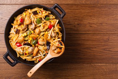 Tavuk, bambu ve mantarlı Endonezya makarnası. Üst görünüm. 