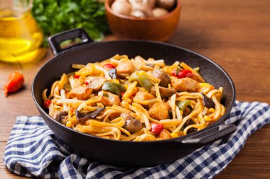 Tavuk, bambu ve mantarlı Endonezya makarnası. Üst görünüm. 