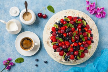 Taze meyveli Meringue Pavlova keki. Üst görünüm.