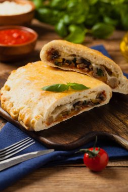 Mantarlı ve jambonlu İtalyan calzone. Ön görünüm. 
