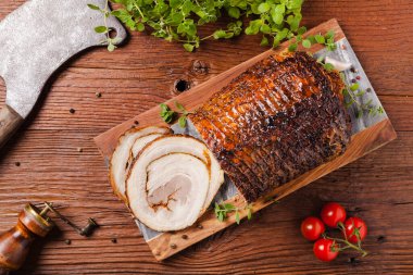 Yuvarlak, kızarmış domuz göbeği. Üst görünüm.