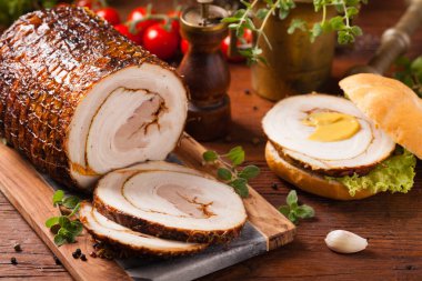 Yuvarlak, kızarmış domuz göbeği. Ön görünüm.