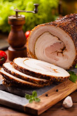 Yuvarlak, kızarmış domuz göbeği. Ön görünüm.