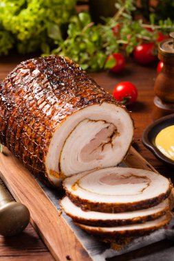 Yuvarlak, kızarmış domuz göbeği. Ön görünüm.