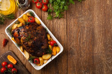 Patates, biber ve domatesle omuz omuza kavrulmuş. Beyaz şarapla marine edilmiş. Manzaralı. Doğal ahşap zemin. 