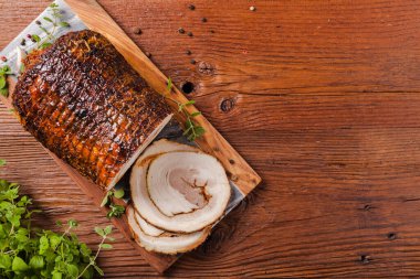 Yuvarlak, kızarmış domuz göbeği. Üst görünüm.