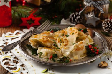 Lahana ve mantarlı geleneksel hamur tatlısı. Noel süsü. Üst Manzara. Ön görünüm.