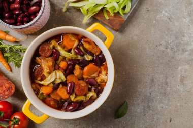 Lahana, fasulye ve pirzola ile geleneksel Portekiz gulaşı. Üst Manzara. Taş arkaplan.